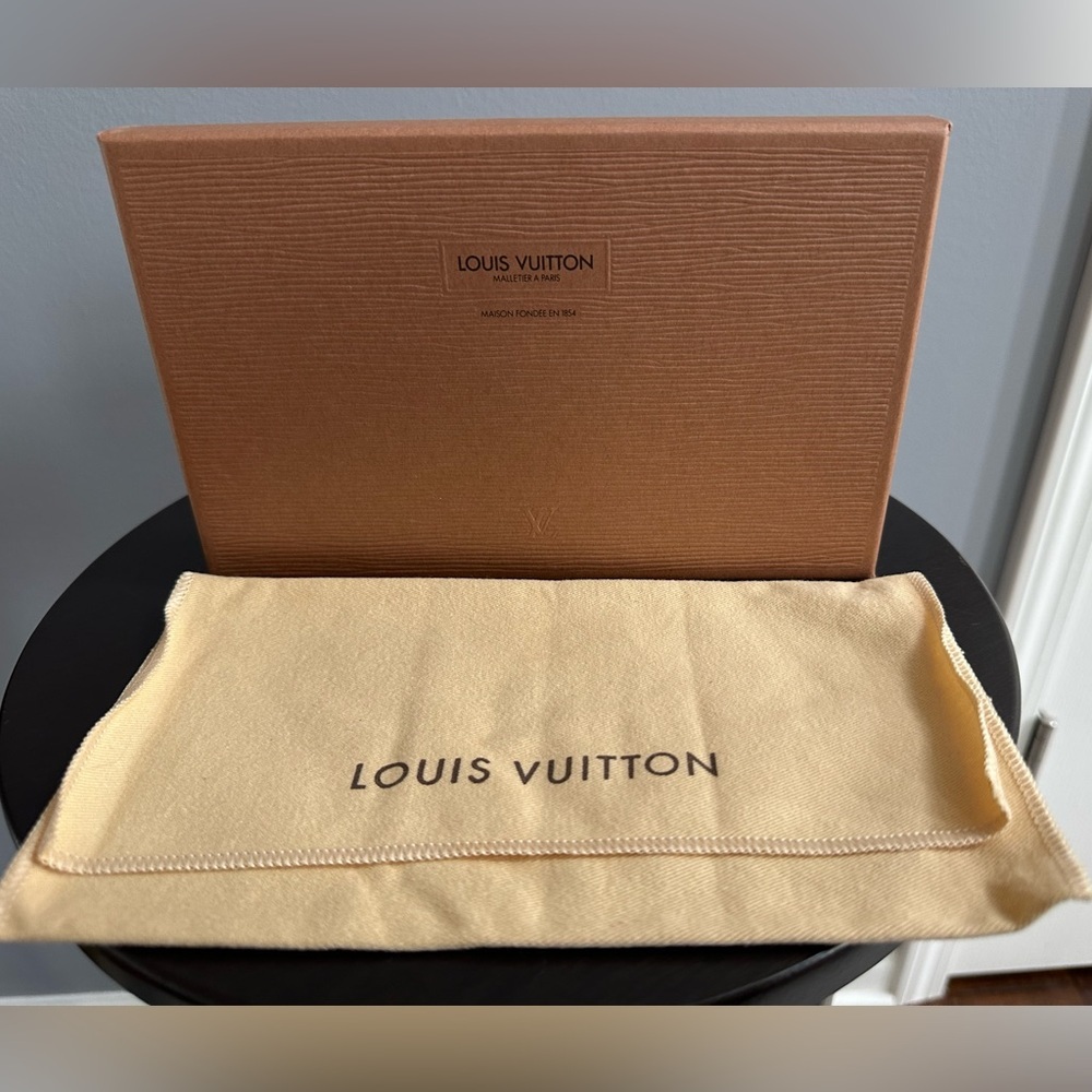 Louis Vuitton Damier Azure Zip Wallet with Dust Bag and Box - Authentic - Picture 2 of 16